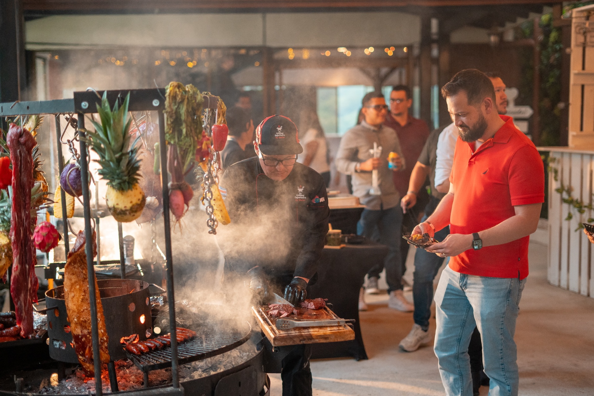 Chef de The Grilling Experience cocinando en parrilla con invitados