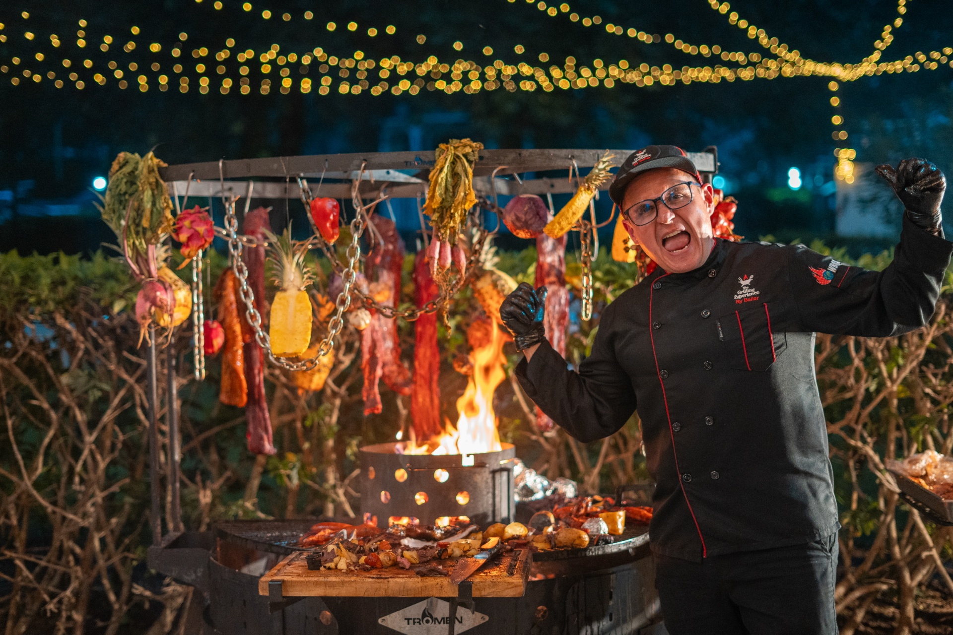 Chef Juan Carlos Ballar celebrando frente a las brasas