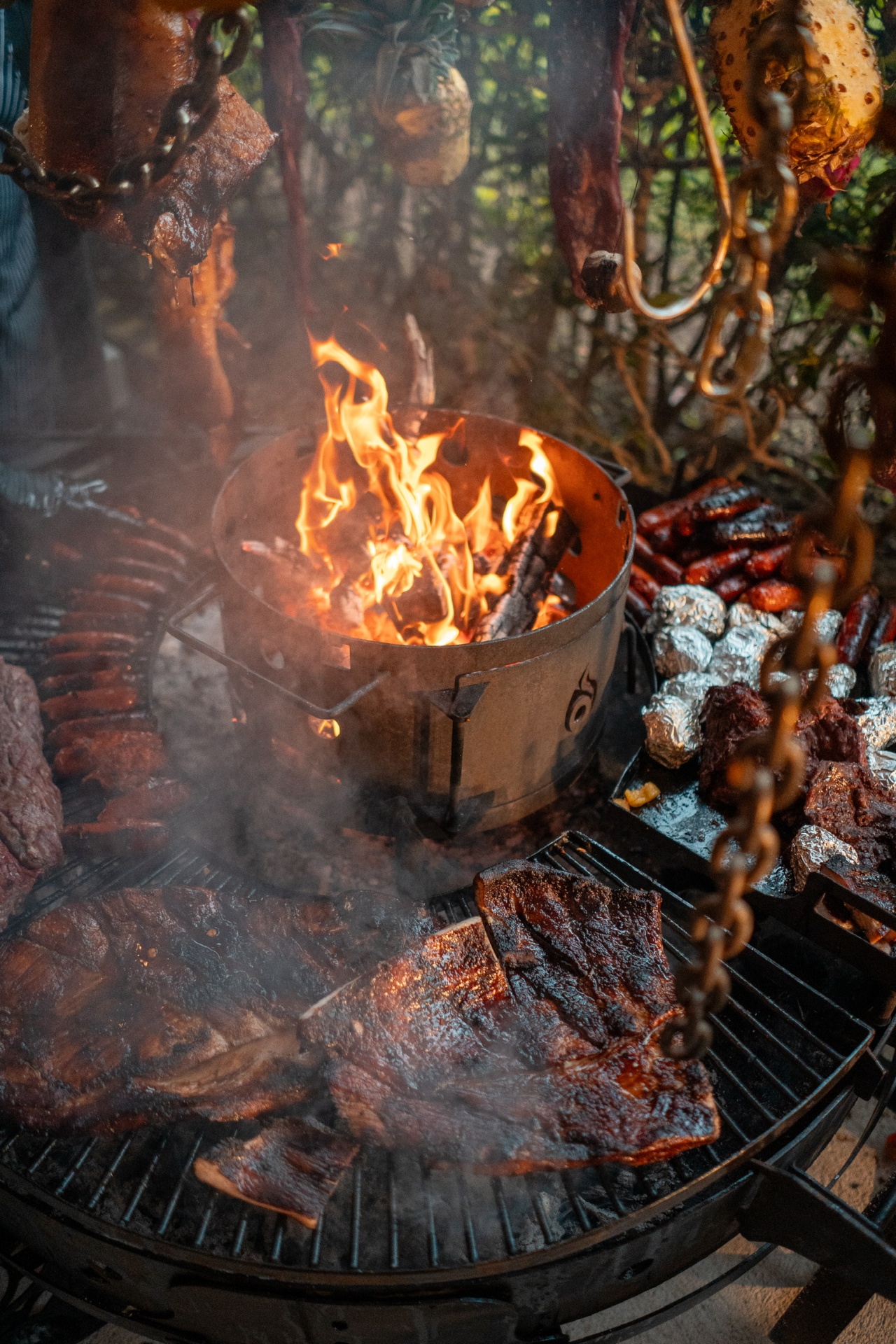 Fuego y cortes en la parrilla TGE